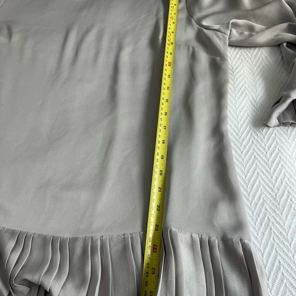 Banana Republic Light Gray Long Sleeve Dressy Blouse with Ruffle Hem size XL - Picture 5 of 7